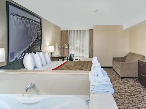 Ramada By Wyndham Niagara Falls near the Falls : photo 1 de la chambre suite lit king-size – non-fumeurs