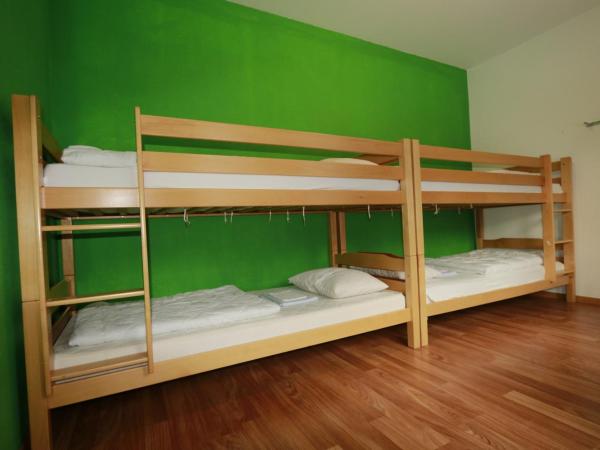juhui Arosa : photo 2 de la chambre chambre quadruple avec salle de bains commune