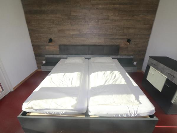 juhui Arosa : photo 4 de la chambre chambre double avec salle de bains privative