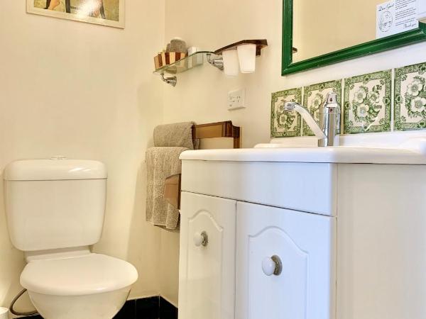 Orana House : photo 3 de la chambre chambre queen-size - vue sur jardin et rivière