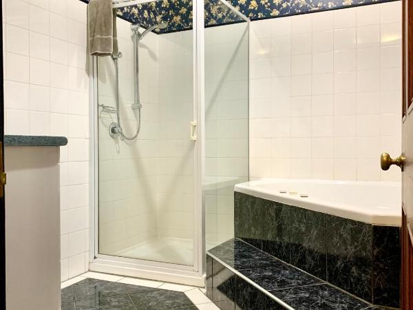 Orana House : photo 3 de la chambre chambre supérieure lit queen-size avec baignoire spa