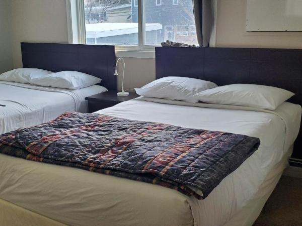 BUDGET LODGE : photo 1 de la chambre chambre double avec lit d'appoint