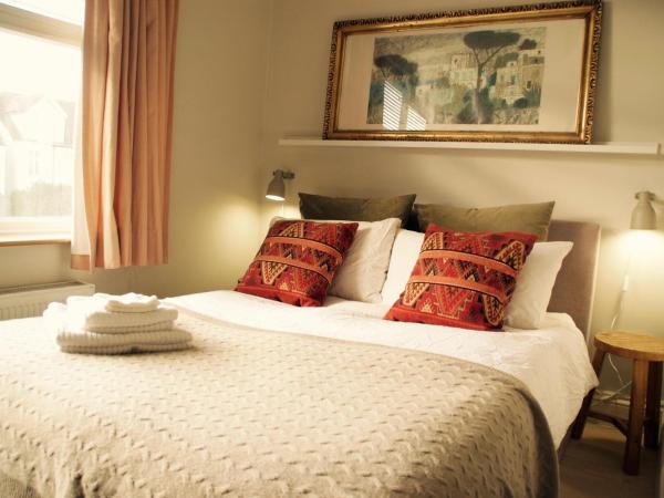 Brookview Guest House : photo 2 de la chambre chambre lit queen-size - vue sur jardin