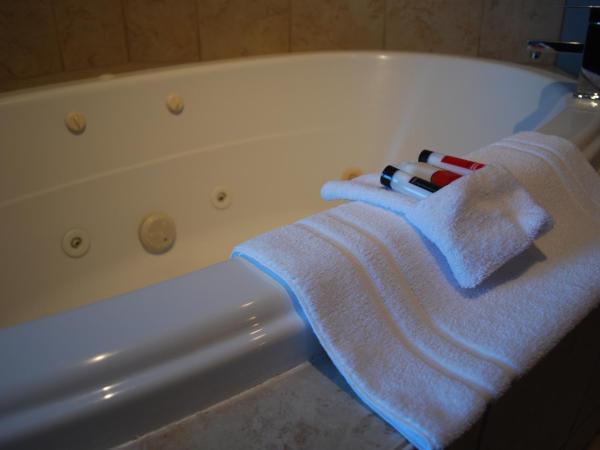 Super 8 by Wyndham Edmonton South : photo 8 de la chambre suite lit king-size avec baignoire spa