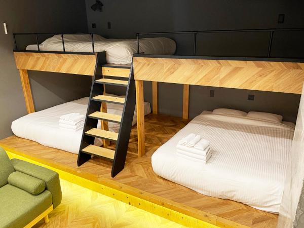 ZONK HOTEL Nakasu-Deaibashi : photo 2 de la chambre deluxe room with shower (3 double beds and 1 sofa) - disability access - non-smoking - no cleaning for consecutive night stays