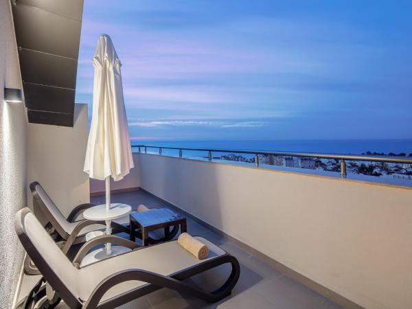 Holiday Inn Antalya - Lara, an IHG Hotel : photo 1 de la chambre suite 1 chambre lit queen-size - vue sur mer