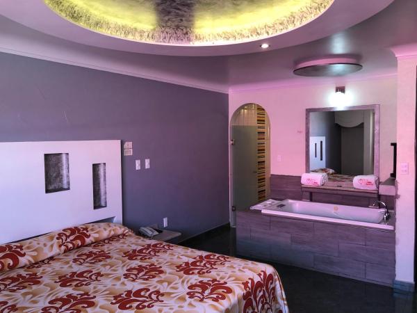 Hotel & Villas 7 : photo 3 de la chambre chambre lit queen-size avec baignoire spa