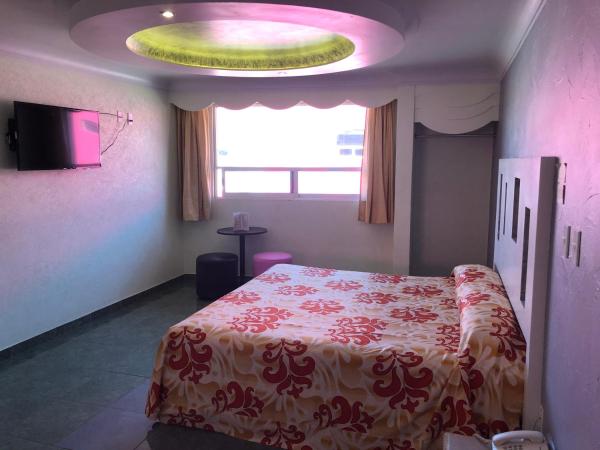 Hotel & Villas 7 : photo 4 de la chambre chambre lit queen-size avec baignoire spa