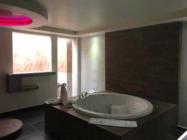 Hotel & Villas 7 : photo 4 de la chambre suite lit king-size avec baignoire spa