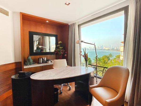 InterContinental Marine Drive Mumbai, an IHG Hotel : photo 3 de la chambre 1 king bed junior suite bay view