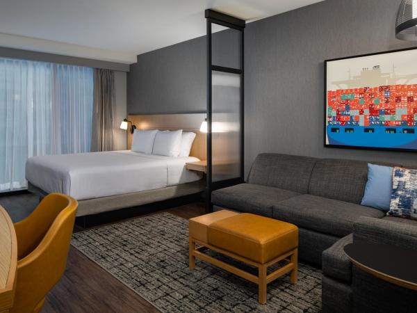 Hyatt Place Boston/Seaport District : photo 1 de la chambre chambre lit king-size avec baignoire accessible aux personnes à mobilité réduite