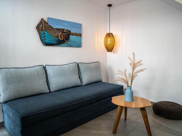 Galatia Villas : photo 10 de la chambre appartement supérieur en duplex avec jacuzzi extérieur