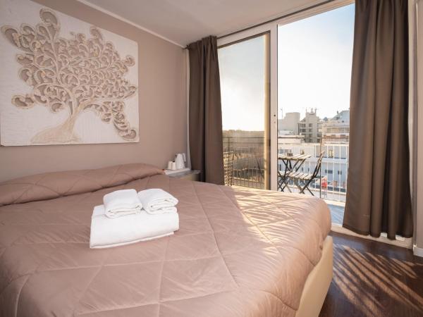 CconfortHotels R&B Cavour - SELF CHECK IN - No Elevator from 20-10-24 until 7-01-2025 : photo 2 de la chambre chambre avec balcon