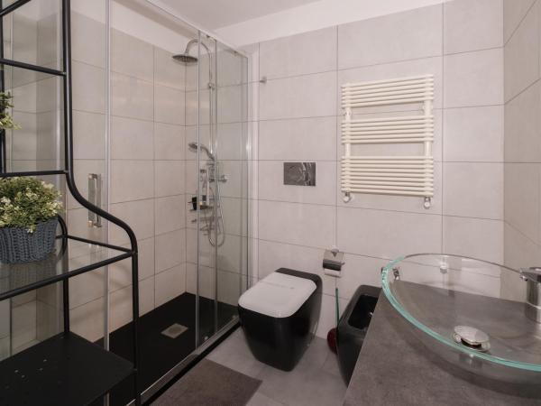 CconfortHotels R&B Cavour - SELF CHECK IN - No Elevator from 20-10-24 until 7-01-2025 : photo 8 de la chambre chambre avec balcon