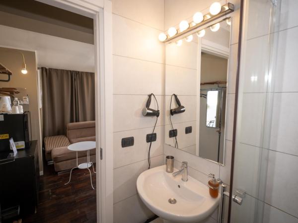 CconfortHotels R&B Cavour - SELF CHECK IN - No Elevator from 20-10-24 until 7-01-2025 : photo 8 de la chambre chambre double avec terrasse