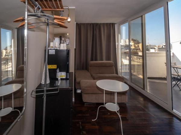 CconfortHotels R&B Cavour - SELF CHECK IN - No Elevator from 20-10-24 until 7-01-2025 : photo 2 de la chambre chambre double avec terrasse