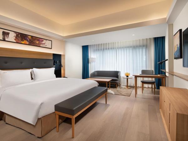 Holiday Inn Shanghai Hongqiao Central, an IHG Hotel : photo 8 de la chambre chambre lit king-size premium avec baignoire