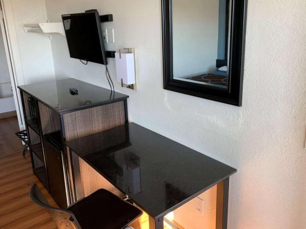 Super 8 by Wyndham Phoenix West : photo 5 de la chambre chambre lit queen-size - non-fumeurs