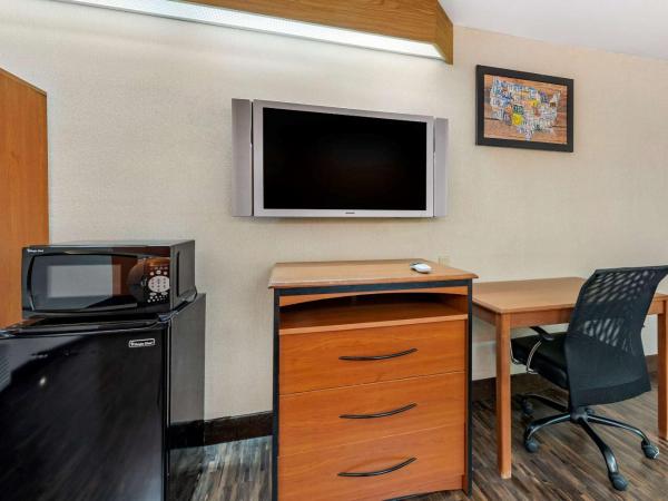 Econo Lodge North Academy : photo 1 de la chambre chambre lit king-size - non-fumeurs