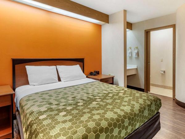 Econo Lodge North Academy : photo 3 de la chambre chambre lit queen-size - non-fumeurs