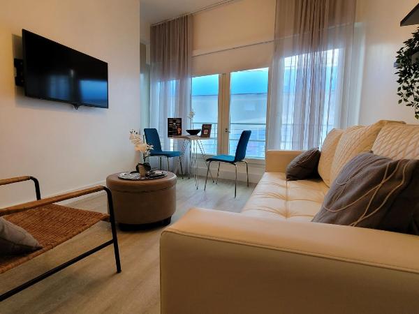 Strand Ocean Drive Suites : photo 5 de la chambre suite 1 chambre lit king-size avec balcon - vue partielle - c202