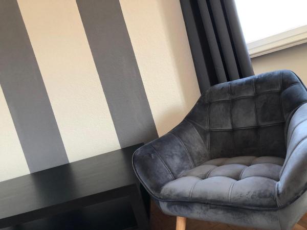 Ela Apartments Berlin : photo 5 de la chambre chambre quadruple avec salle de bains commune