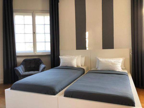 Ela Apartments Berlin : photo 1 de la chambre chambre quadruple avec salle de bains commune