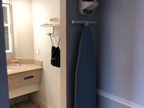 KINGS INN- Medical Downtown Midtown Memphis : photo 10 de la chambre chambre quadruple classique