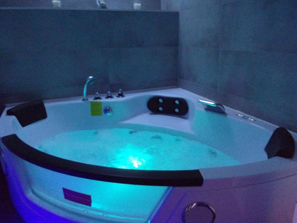 Le bourget - Suite romantique : photo 5 de la chambre suite avec jacuzzi