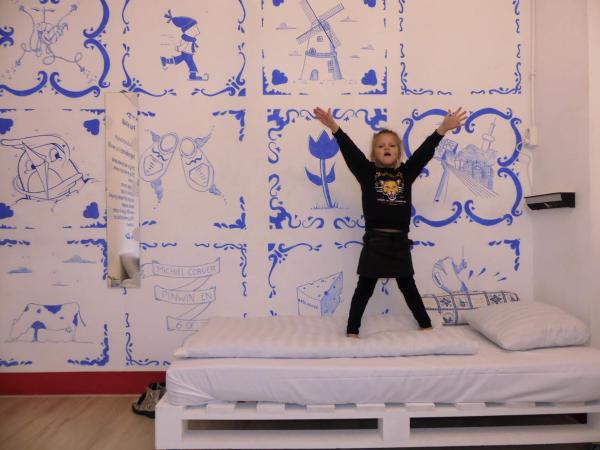 Hostel ROOM Rotterdam : photo 1 de la chambre chambre double familiale avec lit clos et salle de bains commune