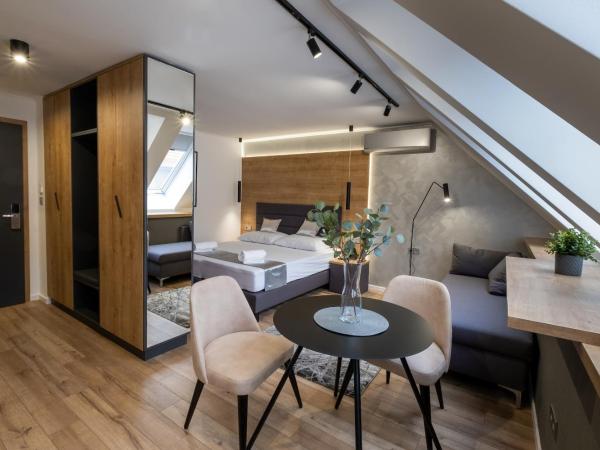 Minaret Residence & Relax Pécs : photo 4 de la chambre studio avec canapé-lit