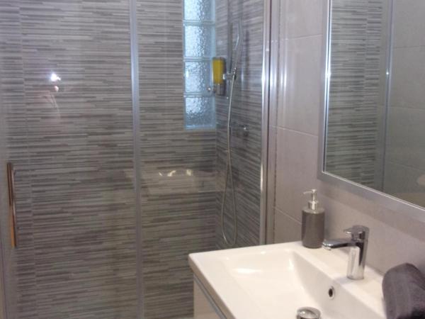 Le Bourget - Envolée Romantique : photo 5 de la chambre chambre triple confort avec douche