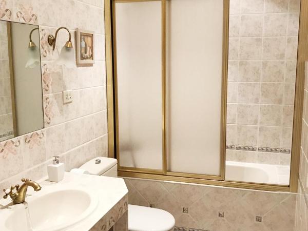 Pensión Amaiur : photo 3 de la chambre chambre double avec salle de bains privative séparée et lit d'appoint