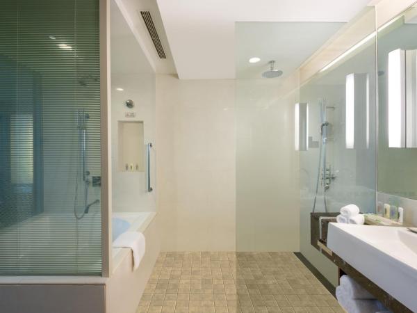 Holiday Inn Shanghai Pudong, an IHG Hotel : photo 1 de la chambre 1 king one-bedroom suite living lounge access