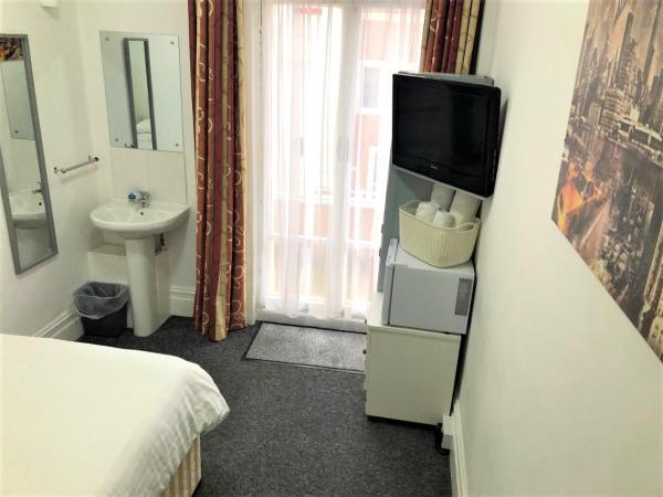 Backpackers Blackpool - Family Friendly Hotel : photo 2 de la chambre chambre double standard avec salle de bains commune