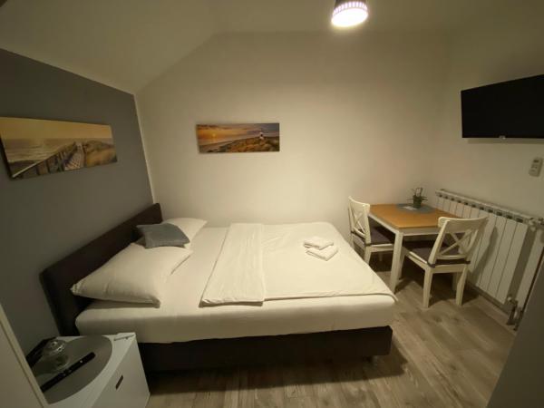 Guest House Lucija : photo 3 de la chambre chambre simple avec salle de bains 