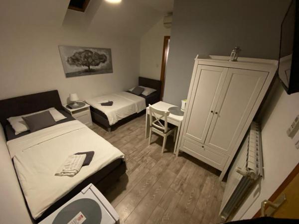 Guest House Lucija : photo 8 de la chambre chambre lits jumeaux avec salle de bains