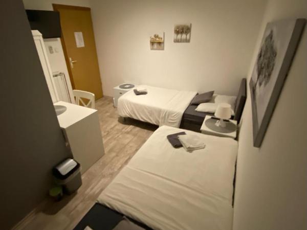 Guest House Lucija : photo 9 de la chambre chambre lits jumeaux avec salle de bains