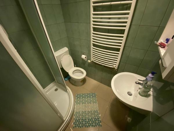 Guest House Lucija : photo 10 de la chambre chambre lits jumeaux avec salle de bains
