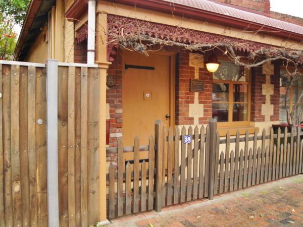 North Adelaide Heritage Cottages & Apartments : photo 4 de la chambre suite lit queen-size avec baignoire spa