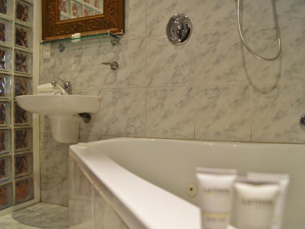 North Adelaide Heritage Cottages & Apartments : photo 6 de la chambre suite lit queen-size avec baignoire spa