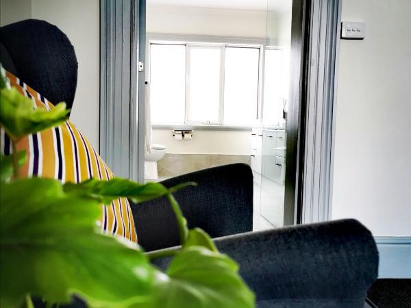 Refresh109 on Cameron : photo 3 de la chambre chambre lit king-size avec balcon