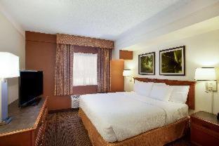 La Quinta Inn by Wyndham Austin Capitol / Downtown : photo 8 de la chambre chambre lit king-size avec douche accessible en fauteuil roulant - adaptée aux personnes malentendantes/à mobilité réduite - non-fumeurs