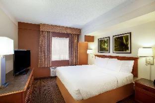 La Quinta Inn by Wyndham Austin Capitol / Downtown : photo 6 de la chambre chambre lit king-size avec douche accessible en fauteuil roulant - adaptée aux personnes malentendantes/à mobilité réduite - non-fumeurs