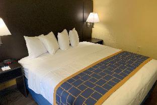 Days Inn & Suites by Wyndham Tampa/Raymond James Stadium : photo 1 de la chambre room #50756318
