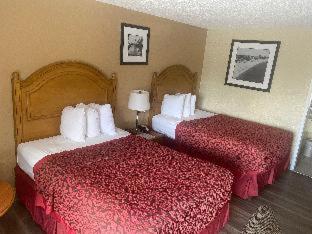 Days Inn by Wyndham Orlando Downtown : photo 2 de la chambre chambre lit king-size avec douche accessible en fauteuil roulant - adaptée aux personnes malentendantes/à mobilité réduite - non-fumeurs