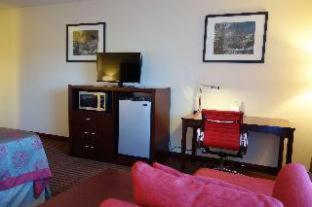 Ramada by Wyndham Sacramento : photo 1 de la chambre chambre lit king-size - adaptée aux personnes malentendantes
