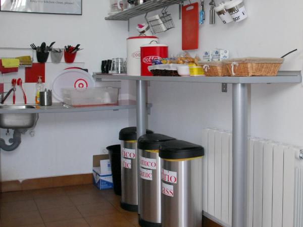 Bilbao Akelarre Hostel : photo 6 de la chambre chambre quadruple avec salle de bains privative