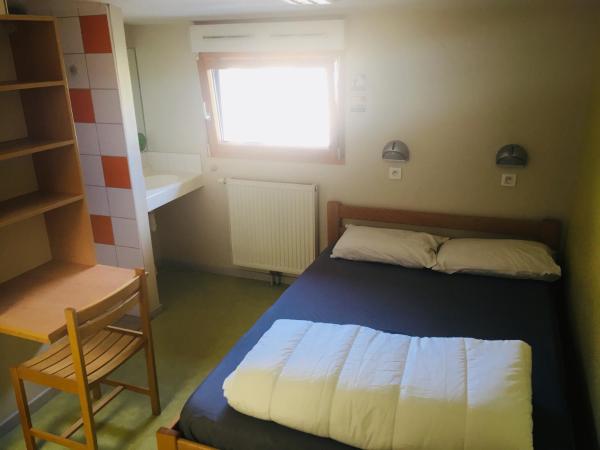Auberge de Jeunesse HI Pontarlier : photo 2 de la chambre chambre double avec salle de bains