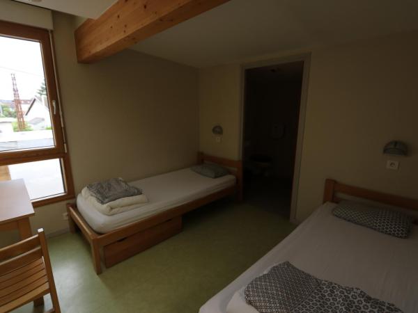 Auberge de Jeunesse HI Pontarlier : photo 1 de la chambre lit dans dortoir masculin de 3 lits